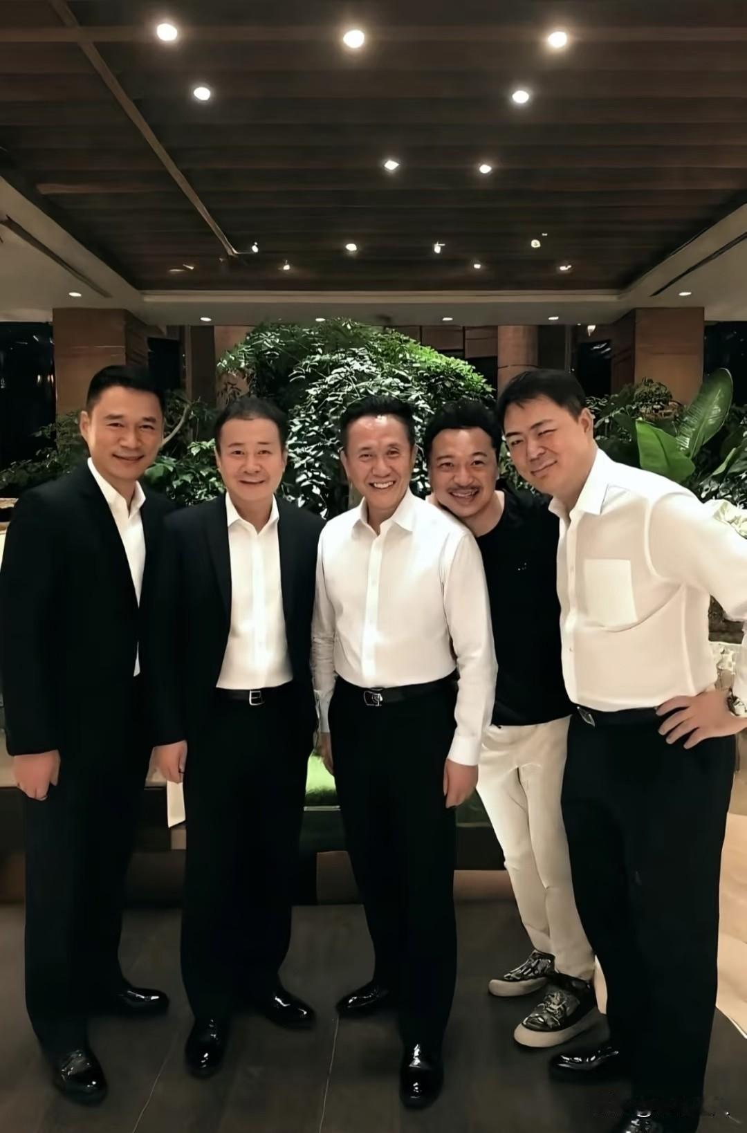 老戏骨聚会的旧照，还差一个“祁厅长”😂一部剧里的老戏骨合影，八年过去了，他们