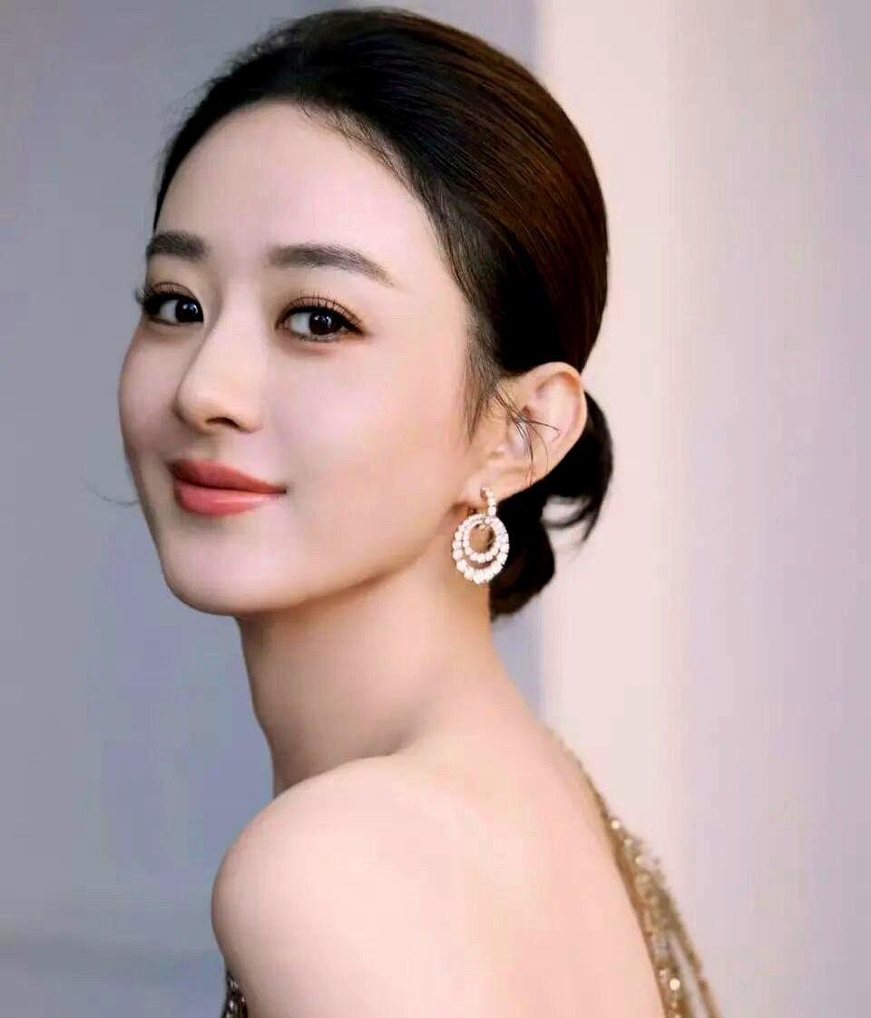 鹅厂砸了几个亿，把《人之初》和《小城大事》当开年王牌。《人之初》上线半小时