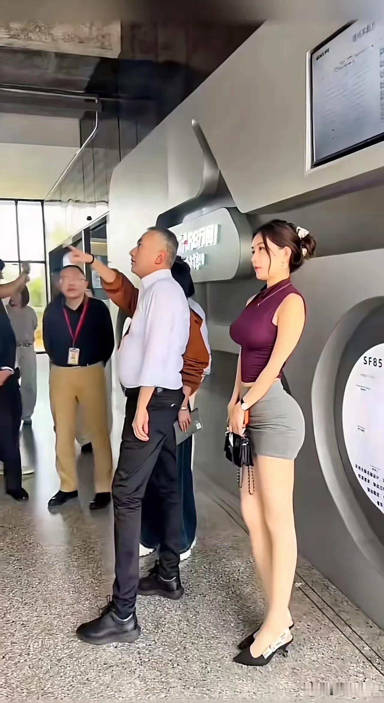 你可以怀疑老板的人品，但绝不允许你老板的眼光！[比心][呲牙笑]