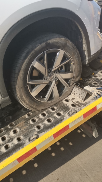 刚提新车比亚迪宋prodmi轮胎爆胎本人在中秋节第二天提的新车，比亚迪宋pro