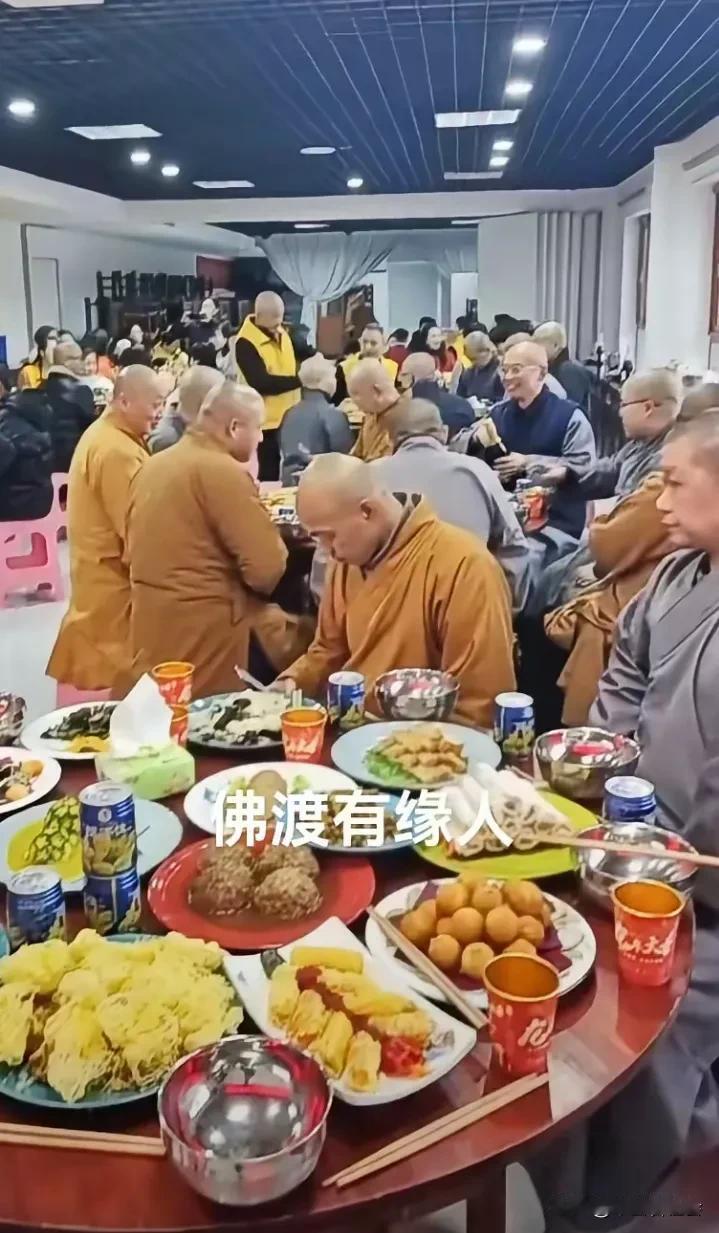 现在的出家人，在寺院里的生活条件已经是很好了。看起来他们平时吃的也挺不错的？