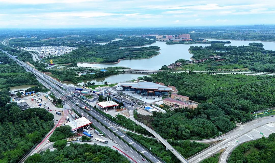 驿路焕新，湖光赴约｜长张高速清水湖服务区完成蝶变升级穿行于湘西北的黄金旅游