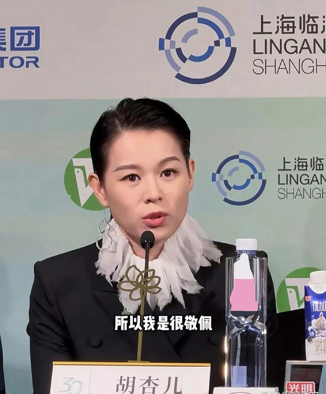 胡杏儿这状态哪像46岁？港女的魅力从不是单一标签，她这张脸写满了故事感——利落妆