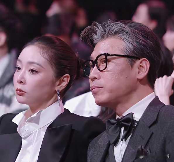 高叶真是大大方方的女人，微博之夜和李乃文两人真是吃的好香，虽然只是饼干，但是看起