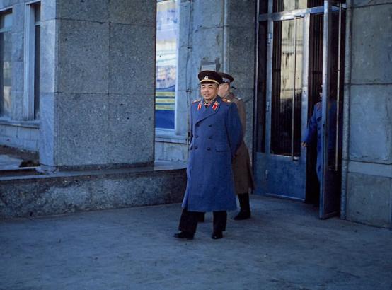 1959年，国防部长彭德怀元帅访问东欧国家波兰时，摄影师为他拍了一张珍贵的留影。