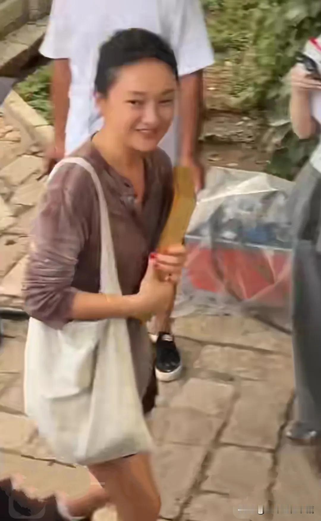 著名女星周迅拍摄现场，身后一红发女子成功抢镜！这红色头发女子，跟在周迅身后，本以