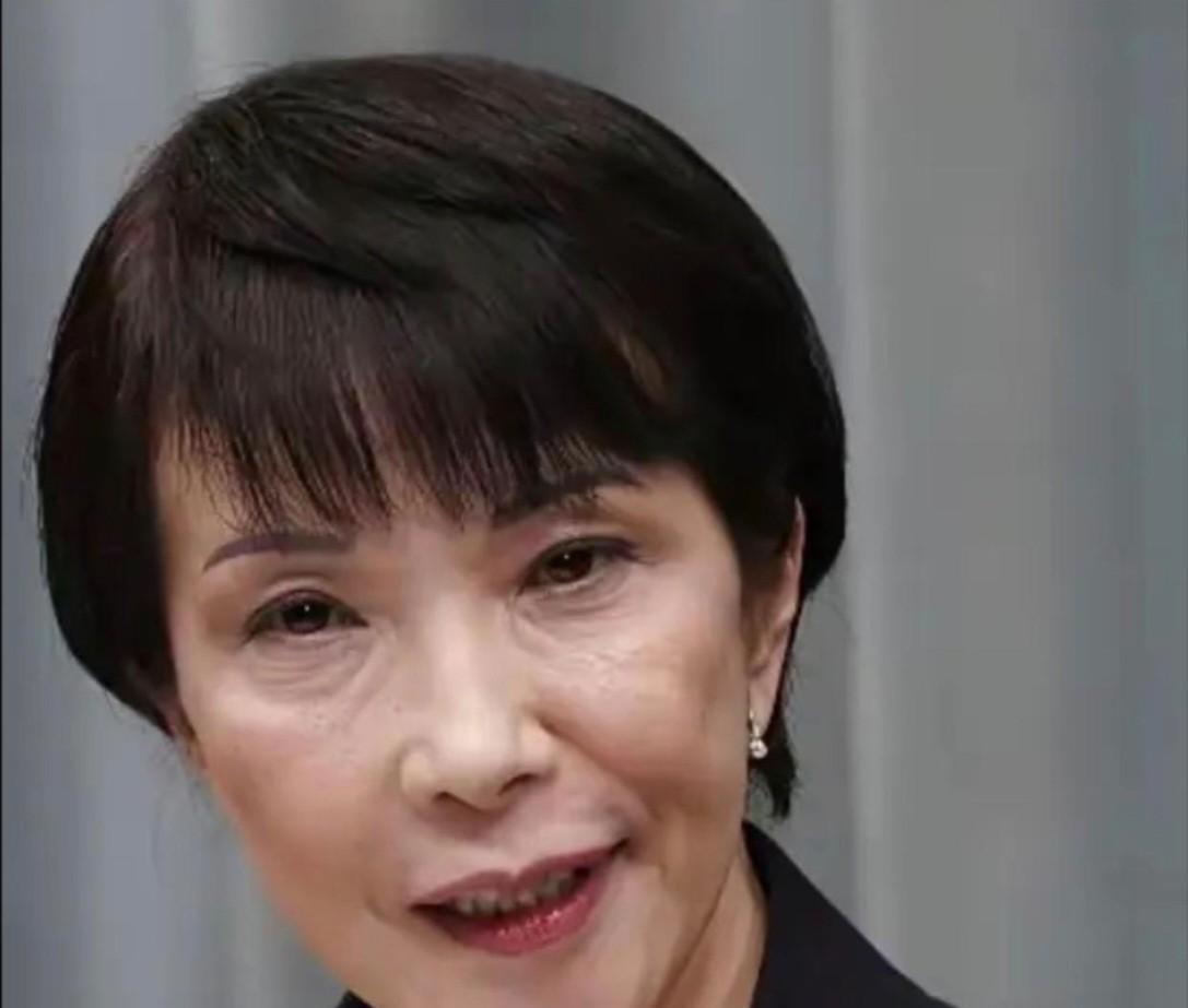 随意点评外貌确实失礼，可高市早苗那张脸实在让人难咽。年轻时的照片里，她不过眉眼不