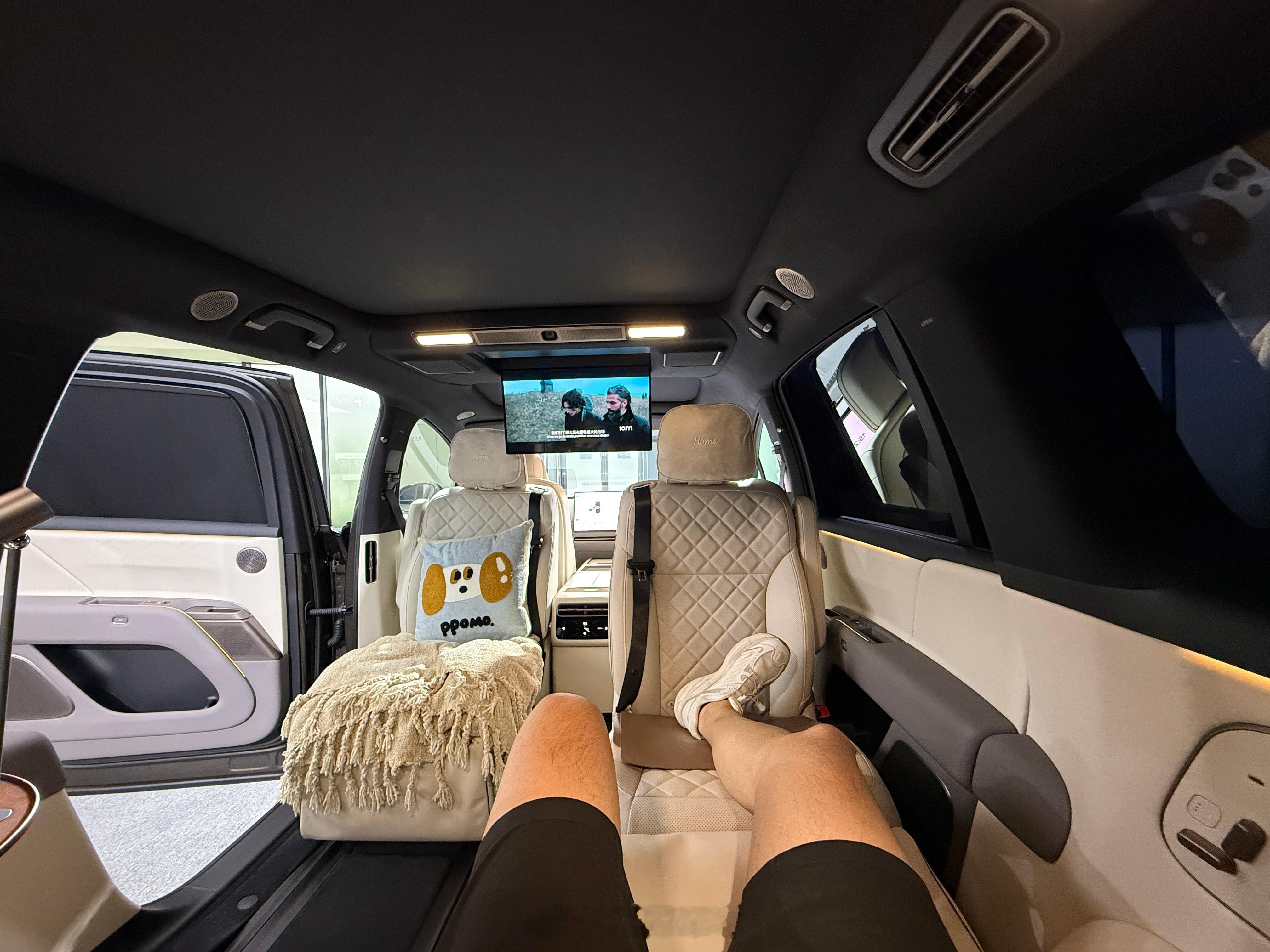 理想i9Home，在我看来这不是一台普通的六座SUV，它更像是理想在融合了L9Livis和MEGA后