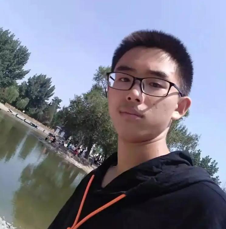 曾就读北大却因沉溺游戏惨遭退学，重压之下受尽亲友非议、父母满心焦灼，谁也没料到，