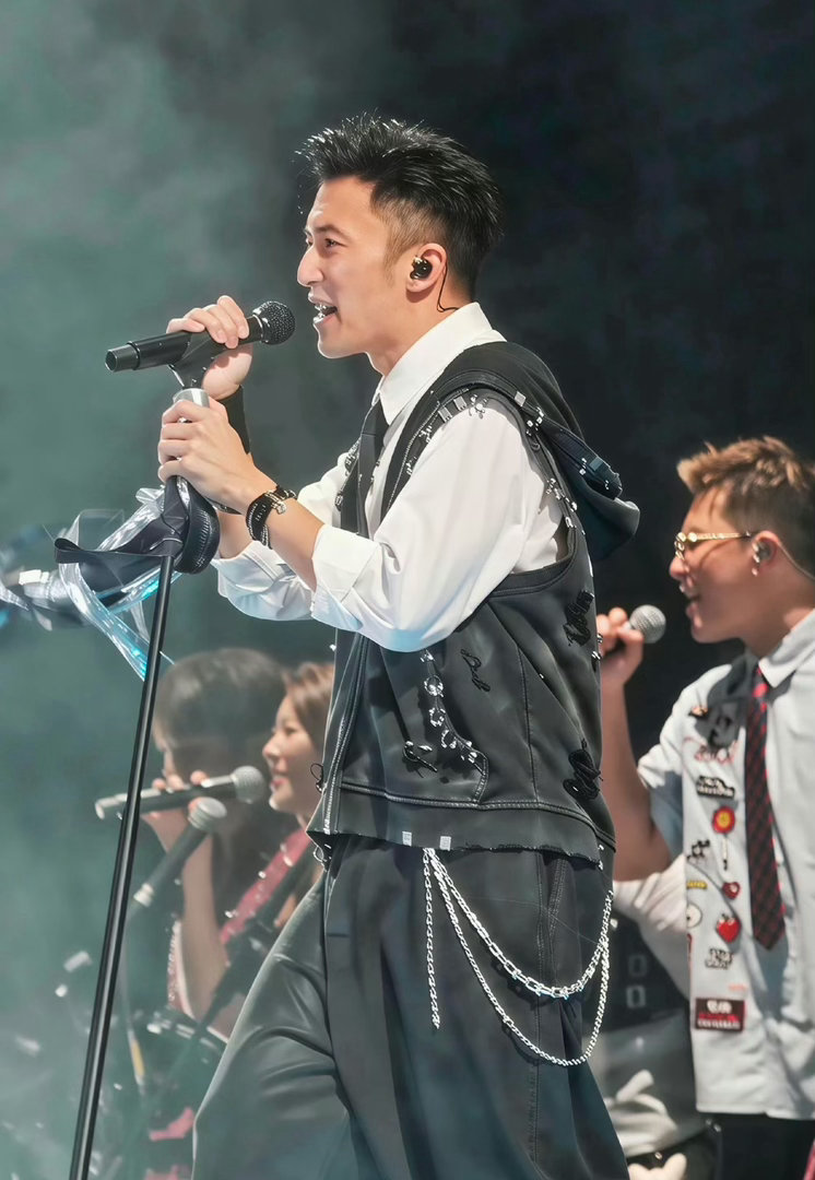 谢霆锋慷慨且富有谢霆锋做人就要大大方方的长沙演唱会舞台上，谢霆锋大方展露紧实肌肉