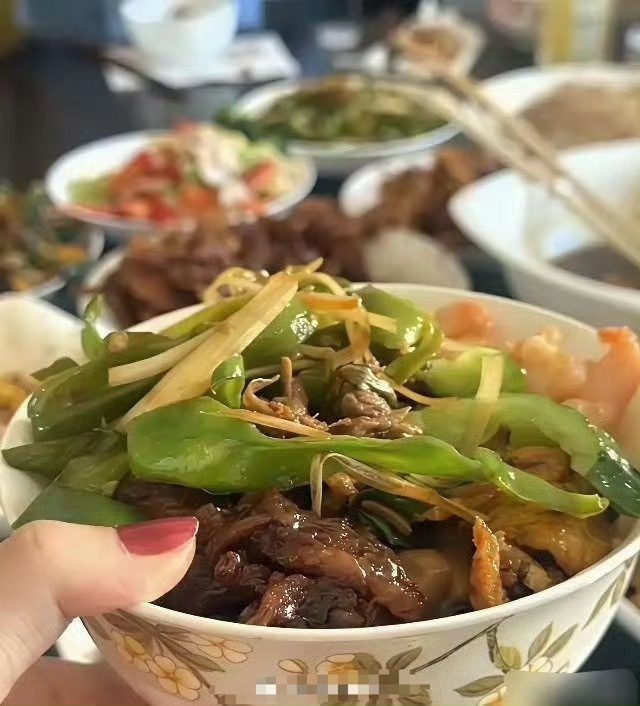 朱珠陪老公回天津婆家，在厨房分菜好温柔贤惠，难怪老公和婆婆能把她宠上天。