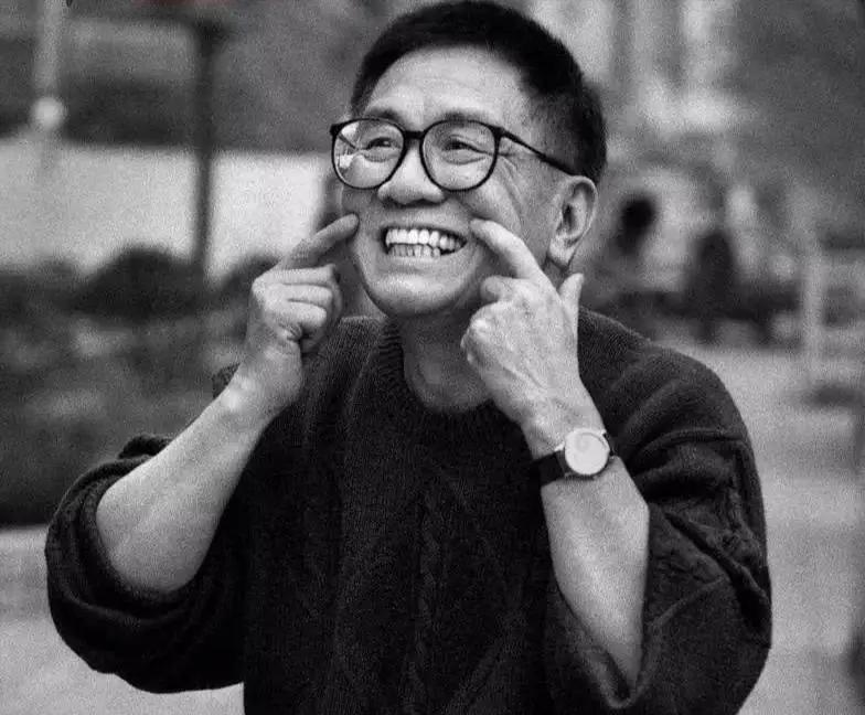 当年，黄霑追求林燕妮，林燕妮不屑地说:“我不与有家室的男人谈情说爱。”黄霑马上回