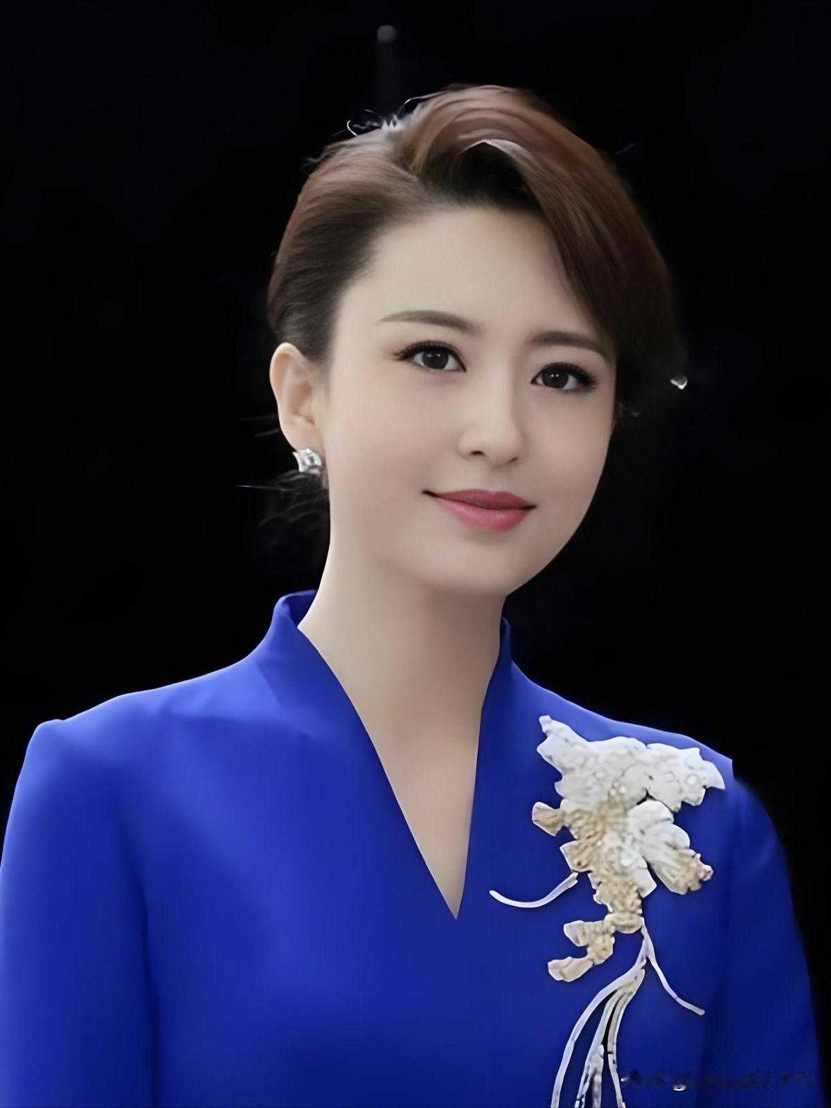 张蕾，央视知性女神，温婉大气，谈吐不凡。从《欢乐中国行》到《综艺盛典》，她用专业