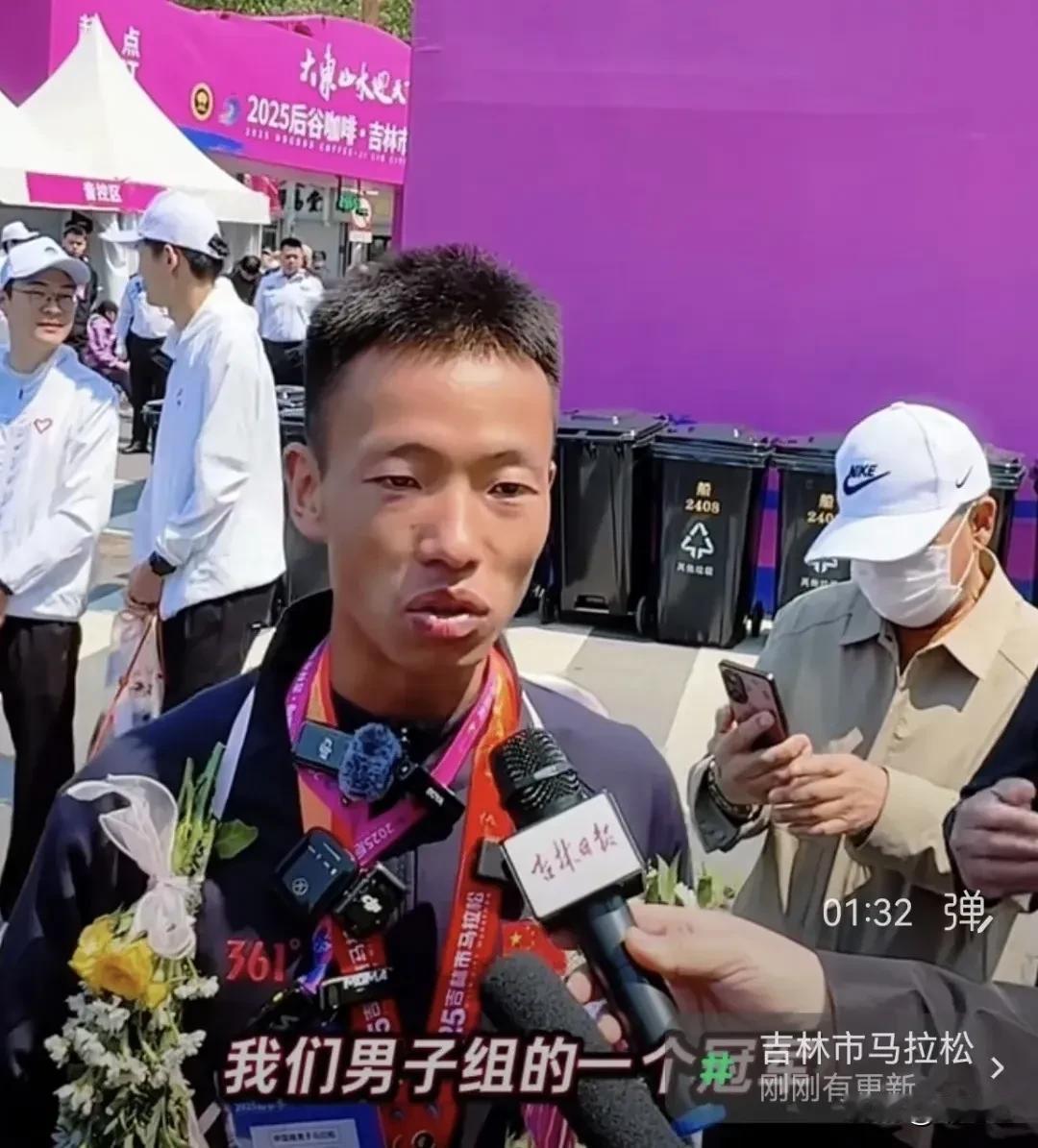 管油胜：“第一次来吉林就夺冠！”贵州老将管油胜在吉林市马拉松终点线振臂高呼，2小