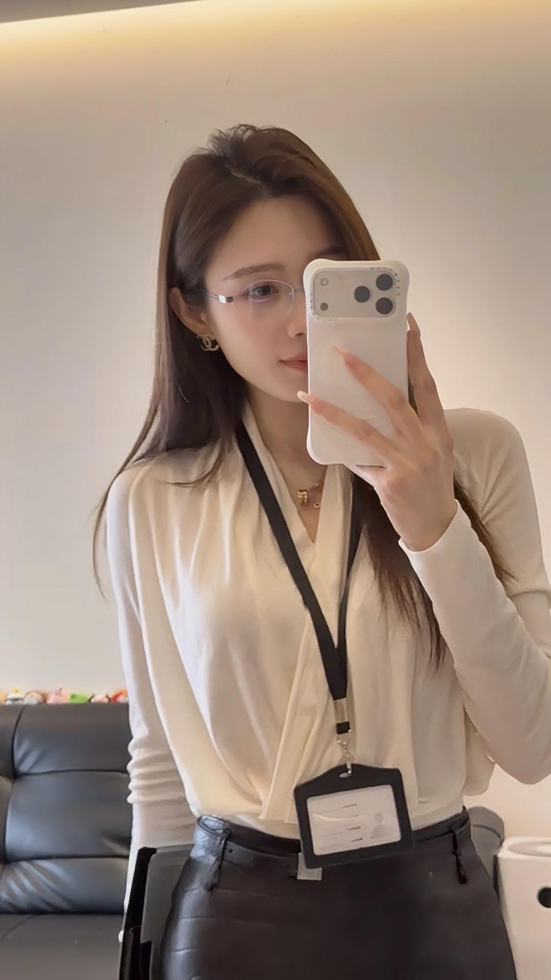 今日穿搭推荐是典型的干练职场风，整体风格专业又不失精致感：•上衣：米白色V