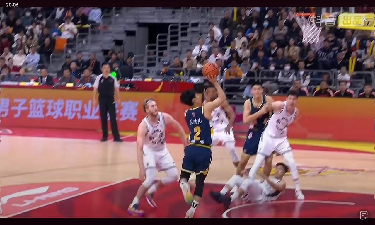 徐杰晃倒黄荣奇上空篮，徐中锋被邬挺嘉踢倒受伤，后卫线就突出了郭昊文当郭昊文屡