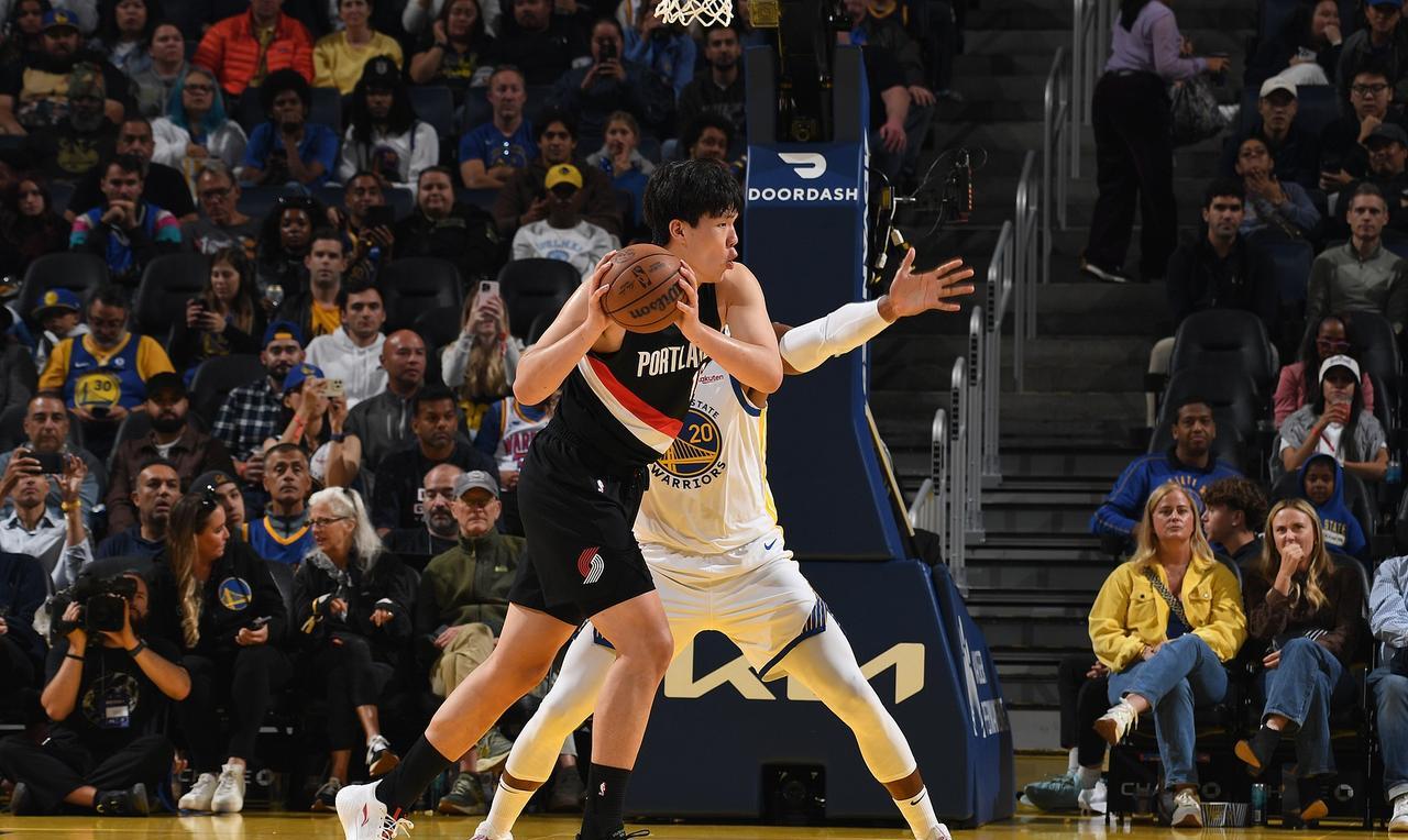 NBA季前赛，杨瀚森的首秀结束了，总体而言他的表现只能给一个5分，上场21分钟5