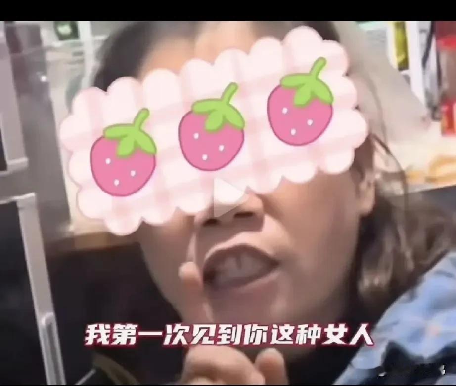 “吵翻了”[无奈吐舌]！一女子教自己的儿子坐在马桶上尿尿，女子亲妈看见了训斥她：你没