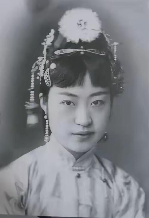 张学良的一生有11个情妇，但90岁那年，他回首往事时，却咬牙切齿地说：“此生最喜