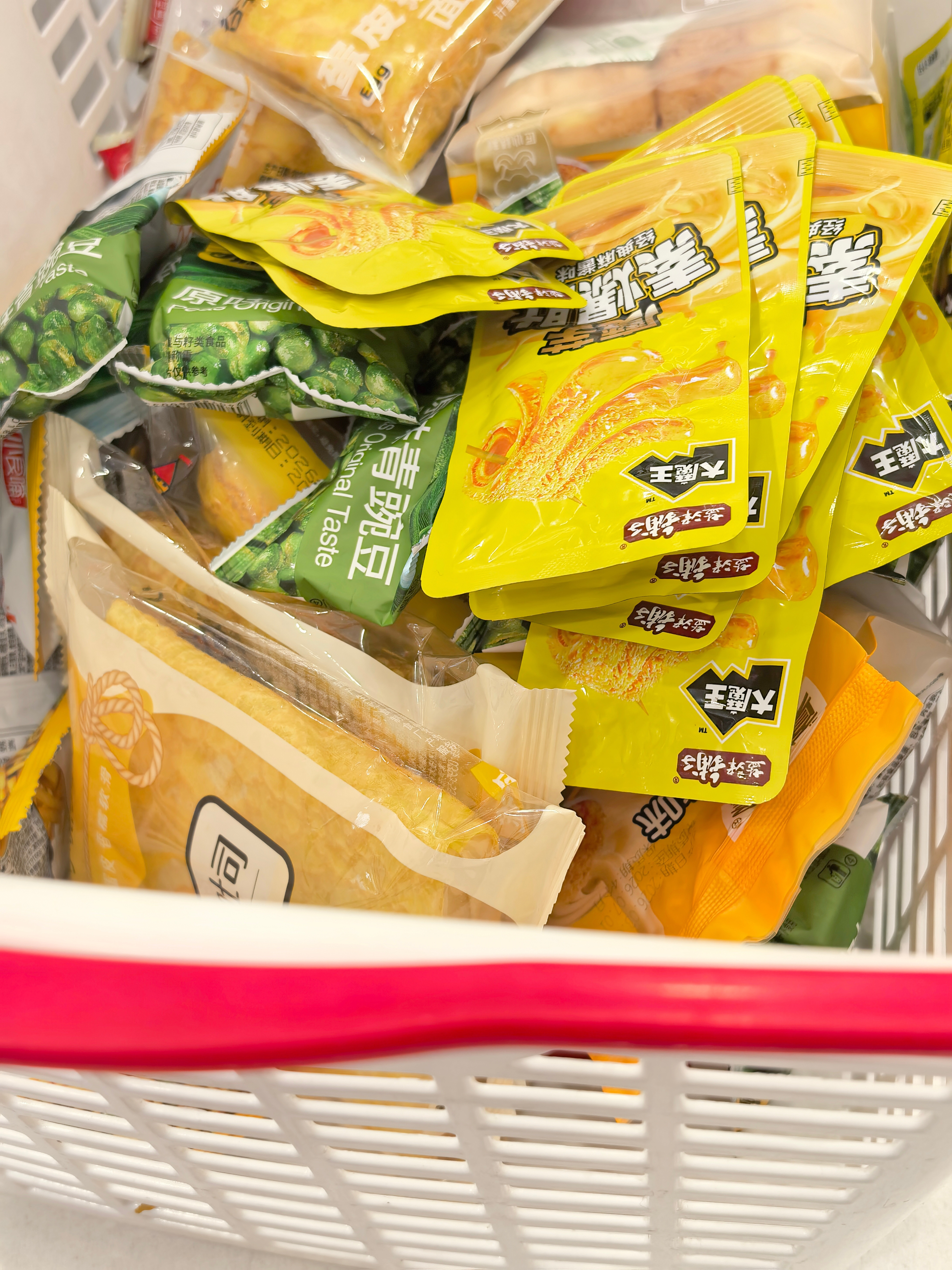 出来选购一点小零食吃~满满一筐搞定！