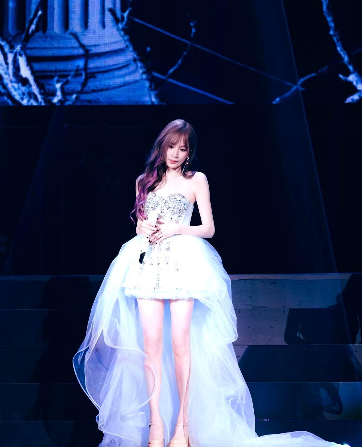 她说王心凌根本不是大我闺蜜在线下亲眼见到了王心凌，才发现网上那些甜美造型都是片