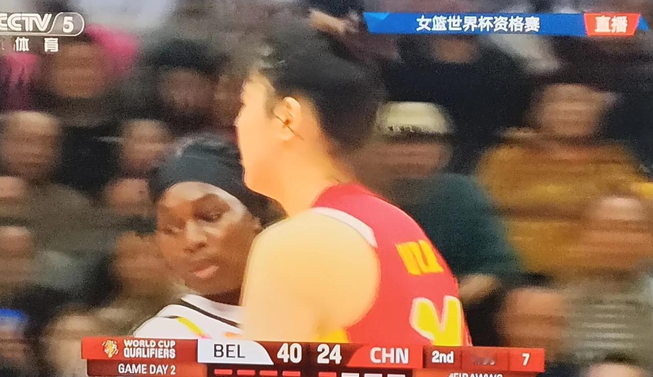 中国队和比利时上半场结束，在上半场，韩旭和李月汝根本就没有看出来宫鲁鸣所说的什么