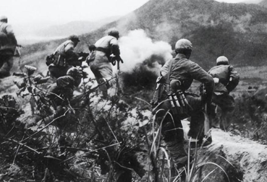 1951年，朝鲜战场，一个饿了整整三天的连长，带着四十来号人摸上了美军占据的58