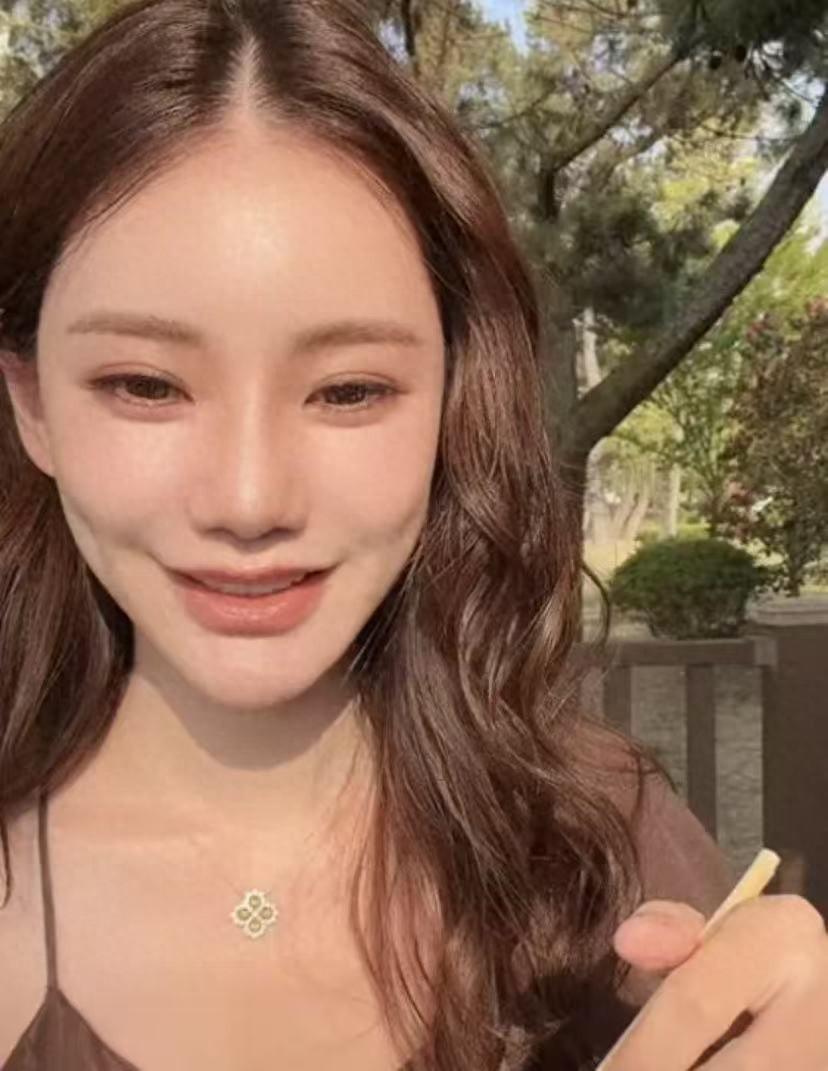 马筱梅这次最聪明的一步，是愿意陪同汪小菲一起去看两个孩子。要知道，小宝刚出生