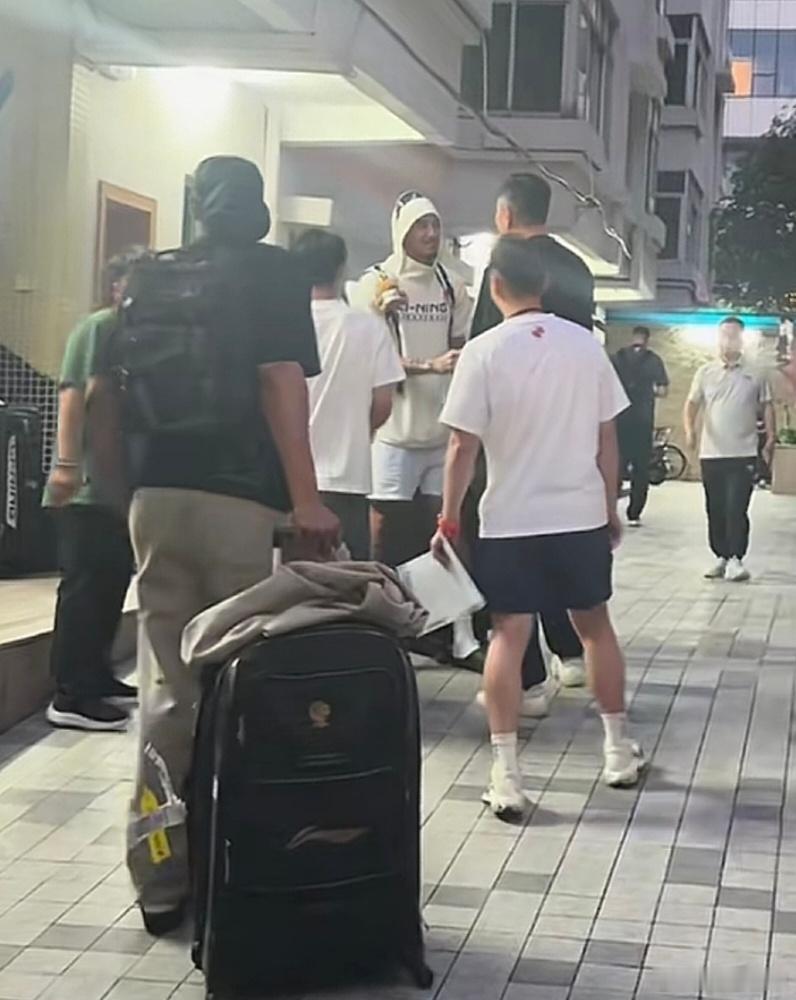 广东男篮晚上顺利回到东莞，全队开完简短总结会后正式放假，奎因与杜锋指导相拥道别，