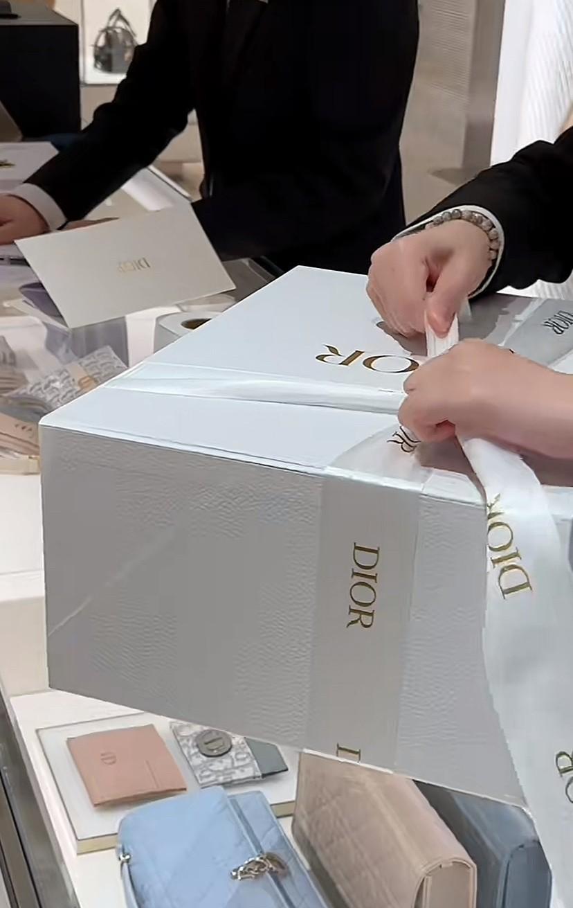 石家庄“贷款王”张晓民大手一挥，给老婆买了个近5万块的包包，这份阔绰实在是令人咋