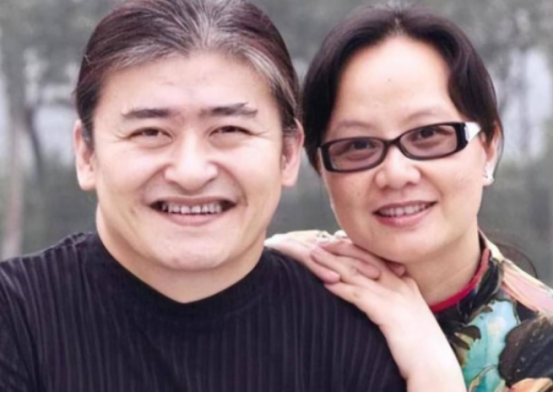 1987年，刘欢一见钟情于主持人卢璐，两人认识仅9天，他便向她求婚并成功了。然而