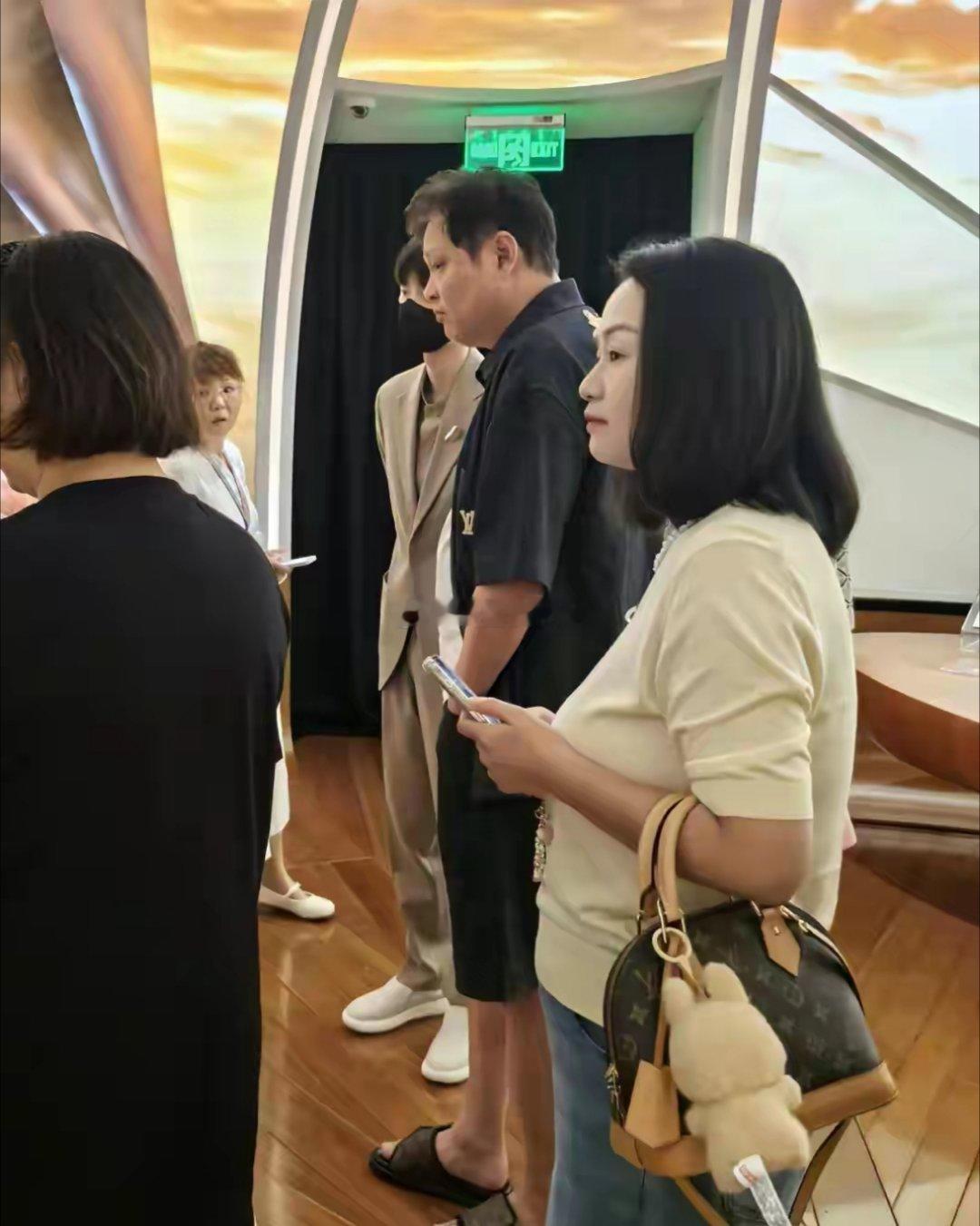 网友偶遇56岁范志毅和小17岁娇妻现身LV展览,三婚老婆年轻貌美,大长腿抢镜