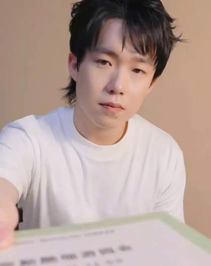 我就说王楚钦的头发不是随便留的吧，新商务活动妆造一出来，看起来又清爽又帅，重点是