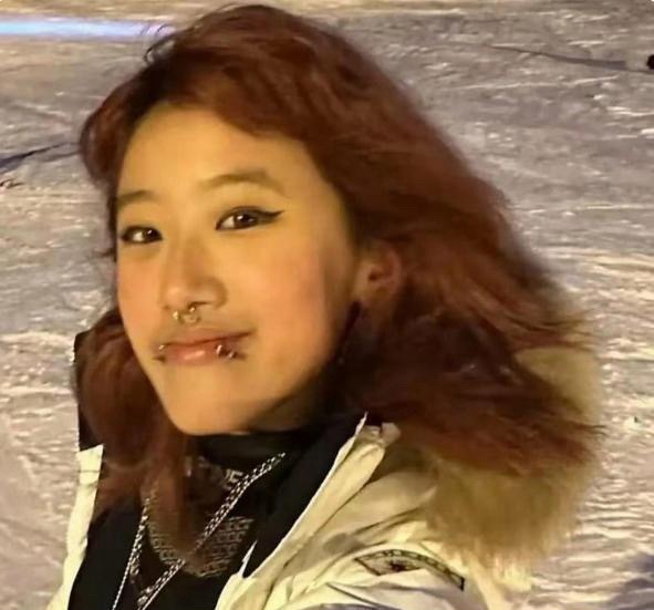 贾静雯女儿晒照啦！梧桐妹把鼻环摘了，浓妆也卸咯，哇塞，这才是19岁该有的青春靓丽