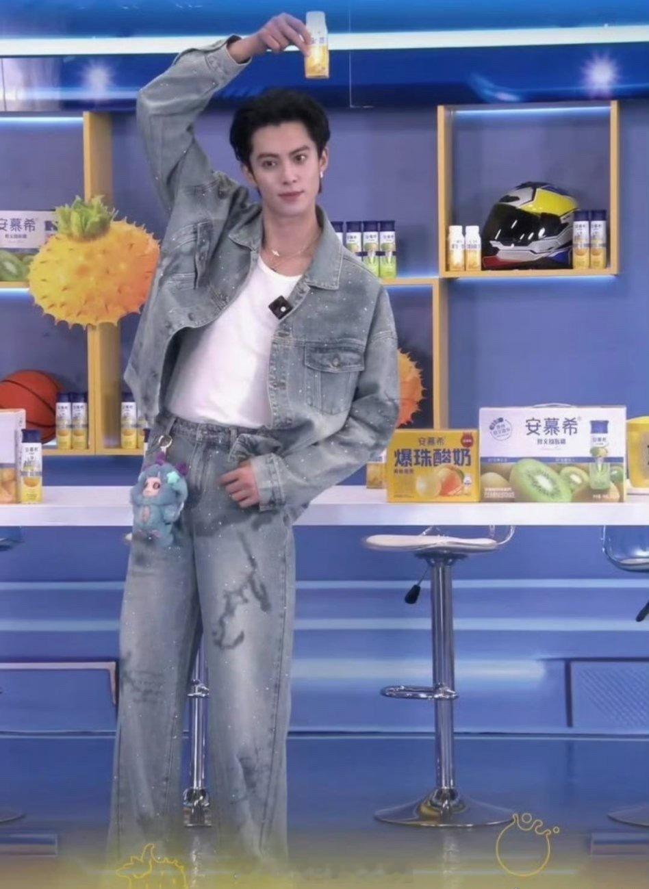 王鹤棣、张凌赫今晚直播造型​​​