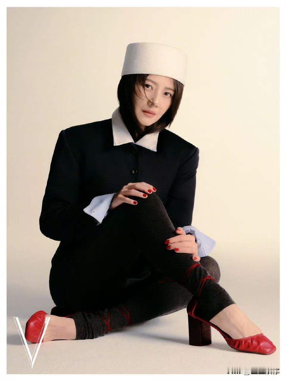 看来高圆圆之前只是医美保持的，现在颜值又回去了，嘴角又开始向下突嘴了，然后脸型也