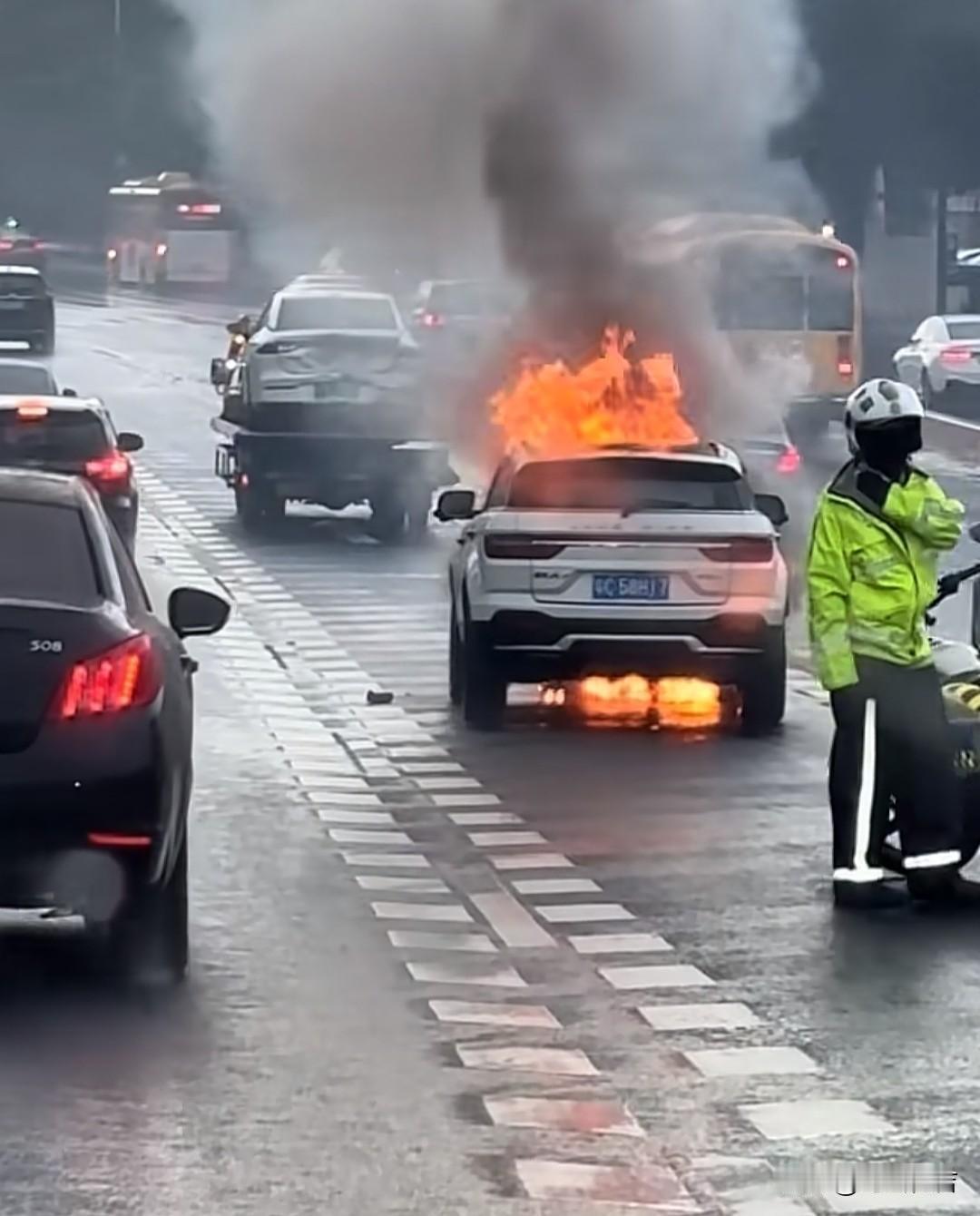 告诉我一个买油车的理由，只要有新能源汽车在，我绝对不会买油车的。现在网上，对于燃