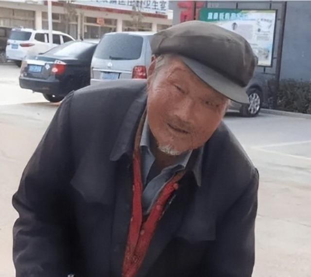 “想家了就回来看看。”儿子牺牲34年之后，父亲通过捡垃圾为路费才得以在烈士陵园看