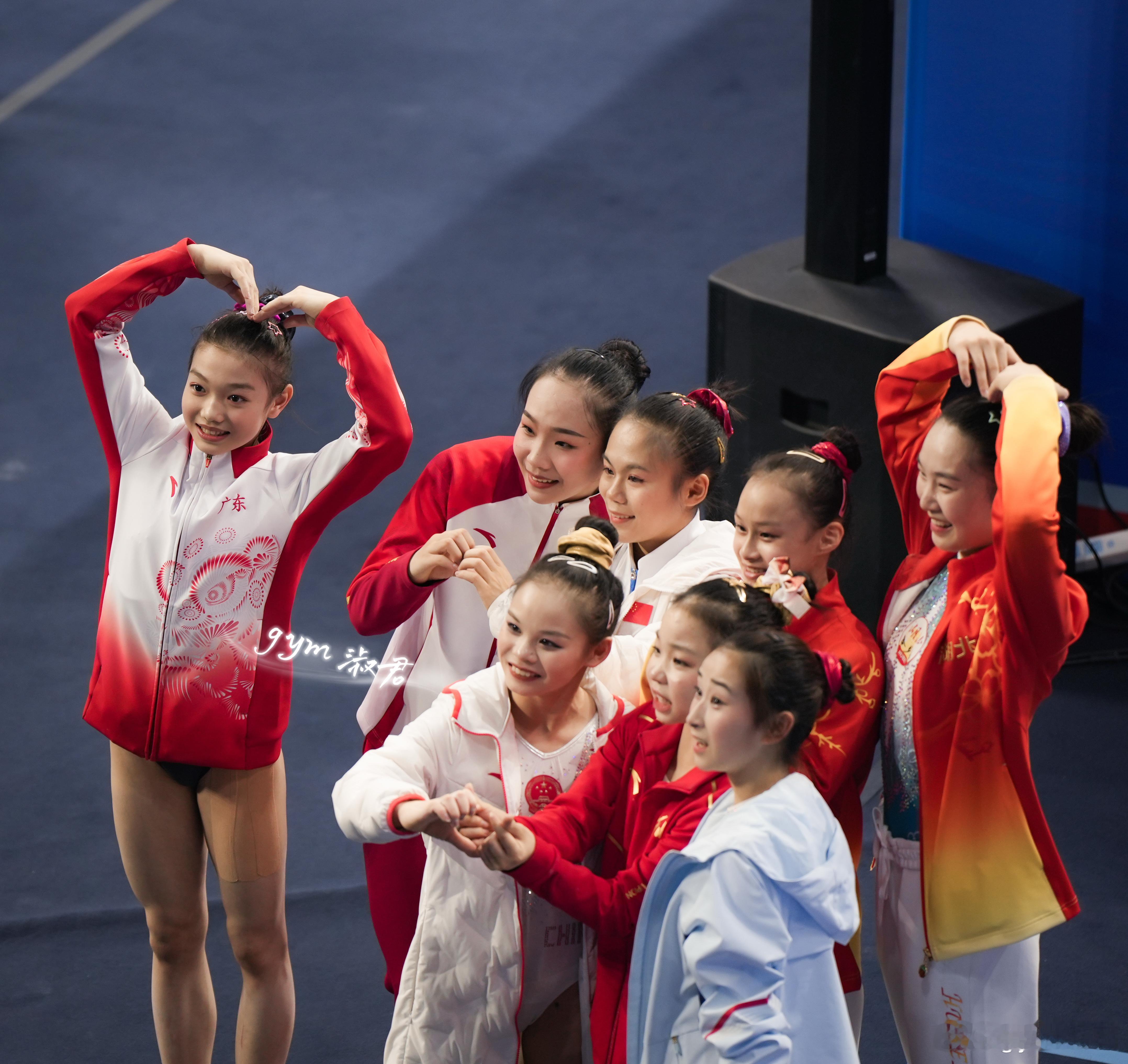 中国体操全运会女子自由体操决赛，场下的小花们互相鼓励、祝贺、击掌、拥抱，画面真