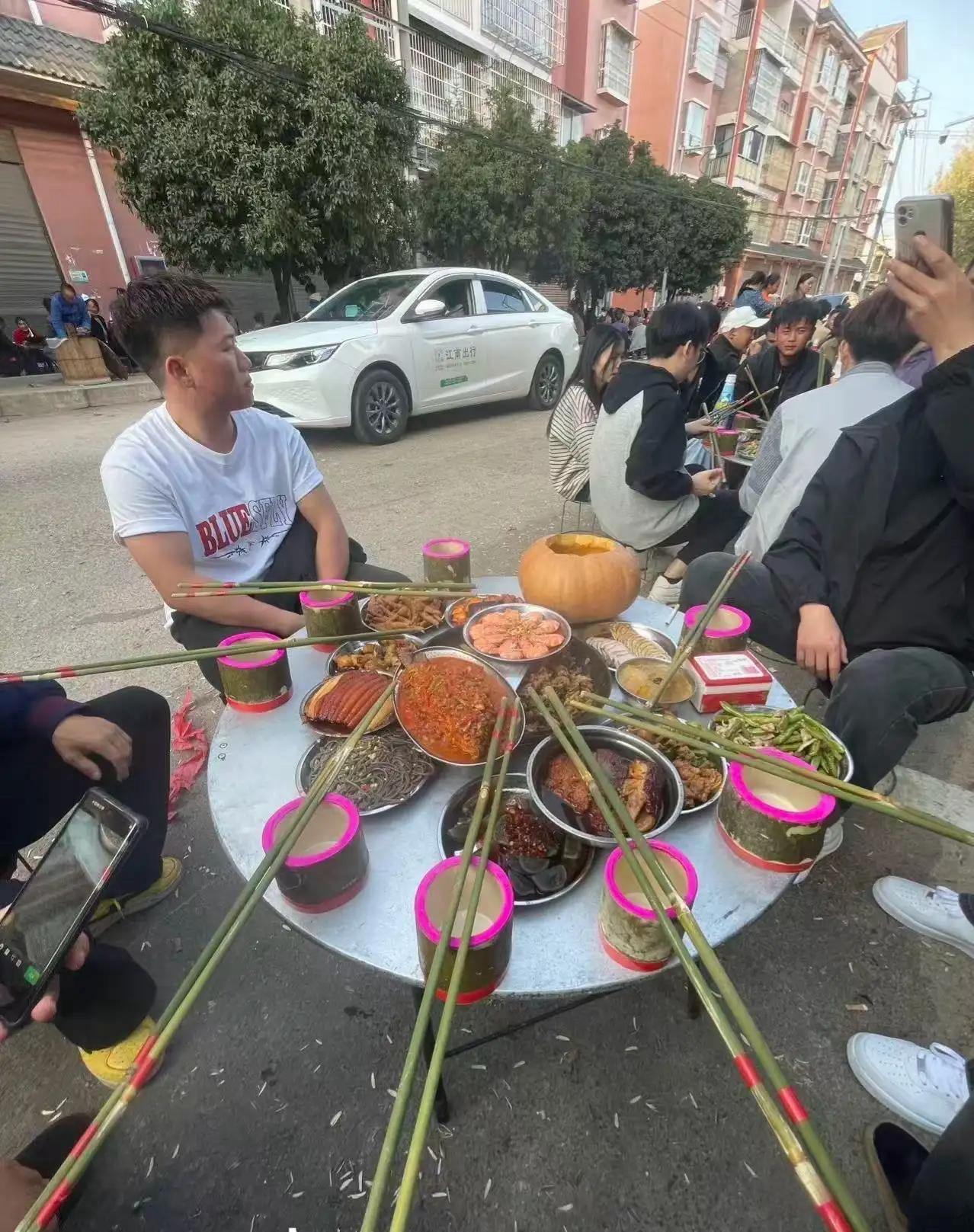 这筷子也太长了吧