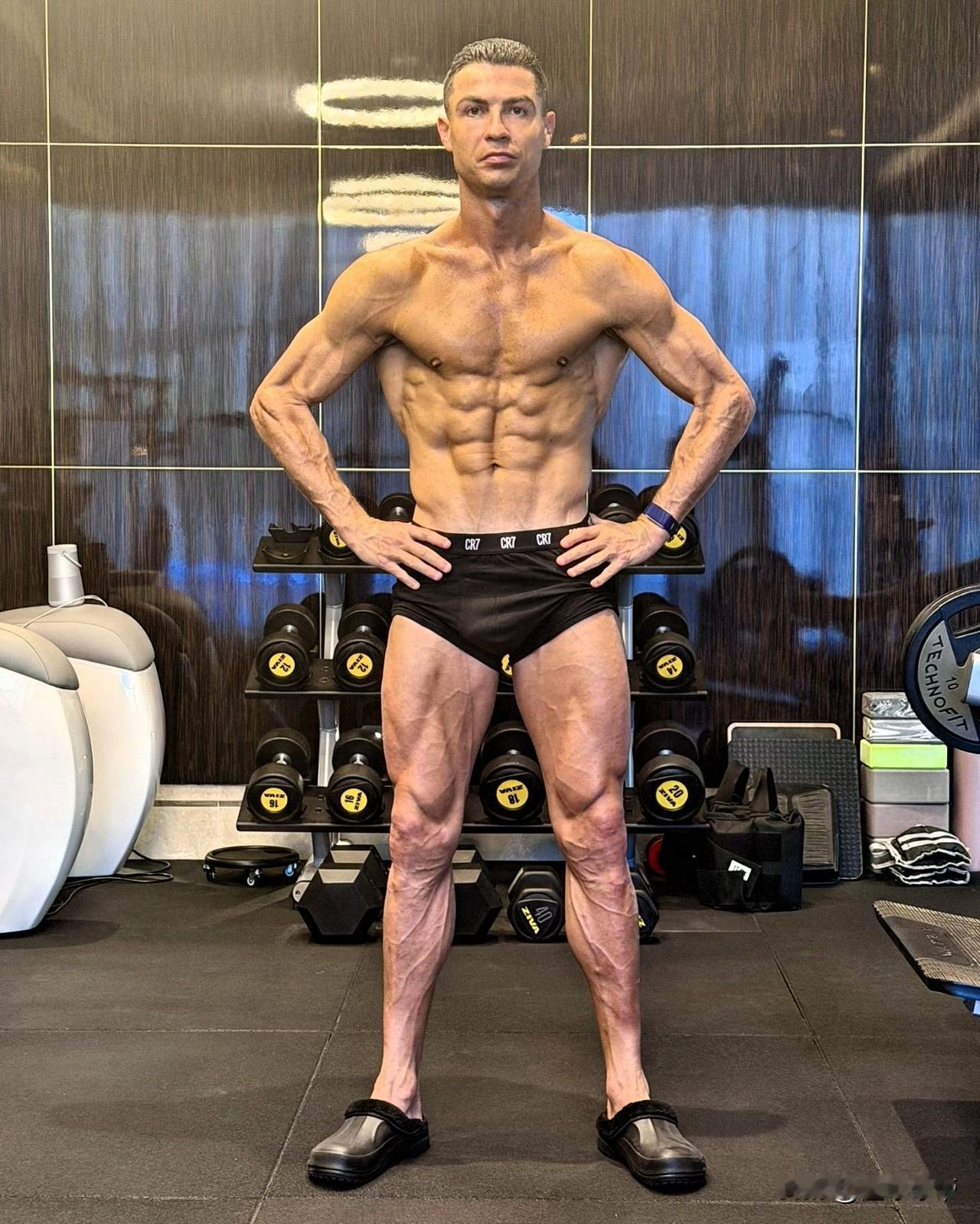 超级肌肉人，40岁的C罗晒出训练照片震惊了球迷!今天，C罗在社媒上晒出了自己