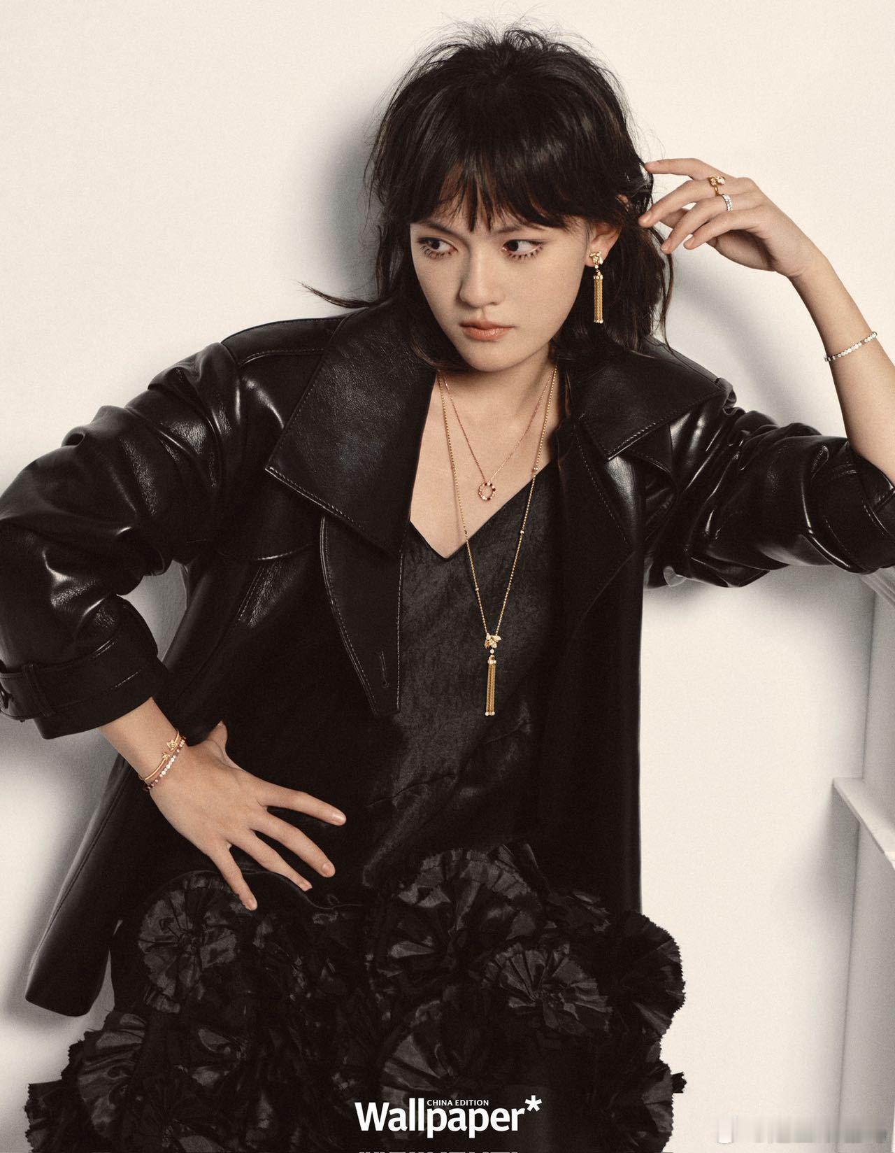 文淇又出新眼妆了这下睫毛贴法也太会玩了吧！文淇的眼睛简直是行走的创意画布，每一