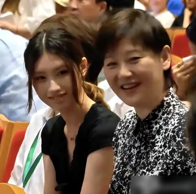 徐帆带着女儿出来了。素颜，不遮不掩，眼角的纹路很实在。旁边20岁的女儿徐朵，