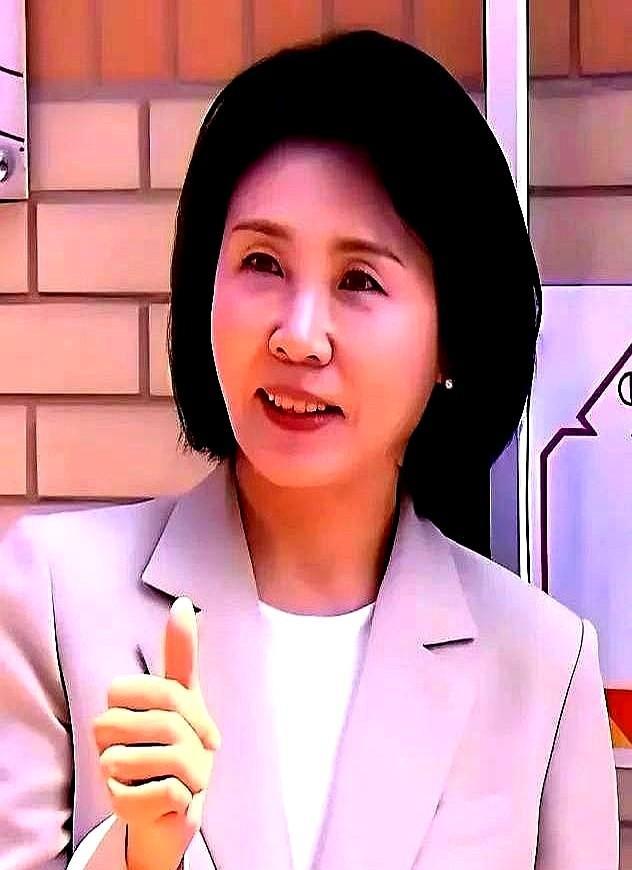李在明当选总统的热搜还没下去，夫人金惠景一张照片直接血洗韩网。评论区显微镜选手