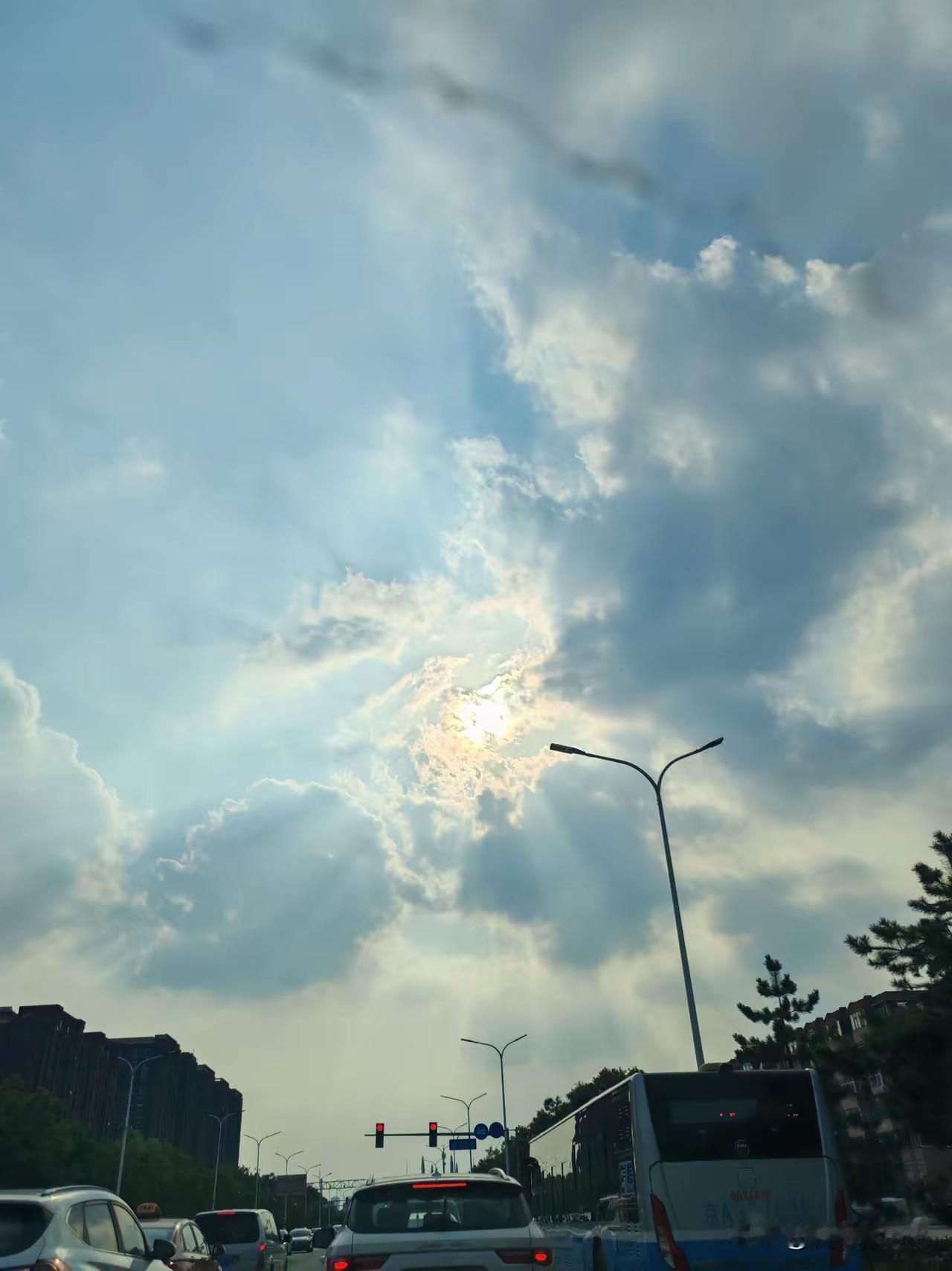 中国女人嫁给外国人的越来越多，都口口声声说为了爱情，可就是不离开中国，而外国人娶