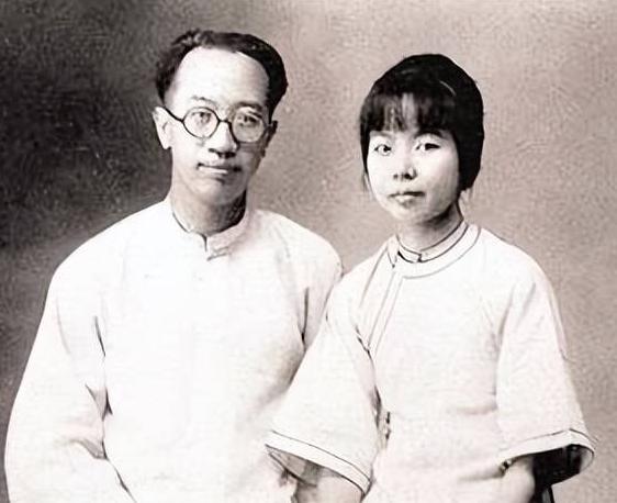 1974年，梁实秋和妻子程季淑去西雅图市场购物时，程季淑发现丈夫的鞋带松了，于是