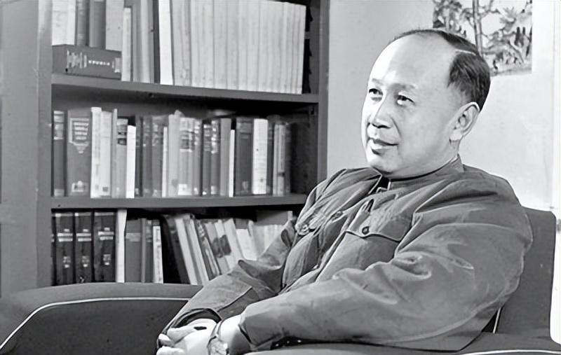 1956年，钱学森向中央提交关于发展导弹事业的系统方案，其中三项核心建议，成为中