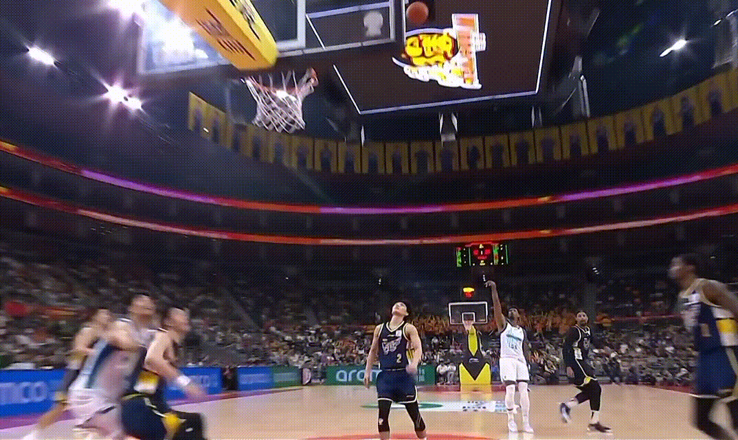 徐杰单手摘板，不愧是1/5号位摇摆人底下的小崔和小胡疯狂模仿哈哈哈