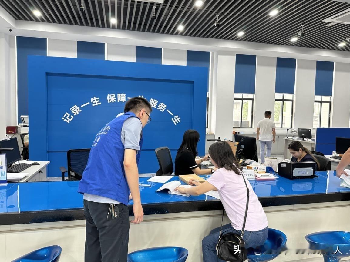 社保局回来总结的3点：1:25岁刚入行、收入普通的话，职工或灵活就业社保二