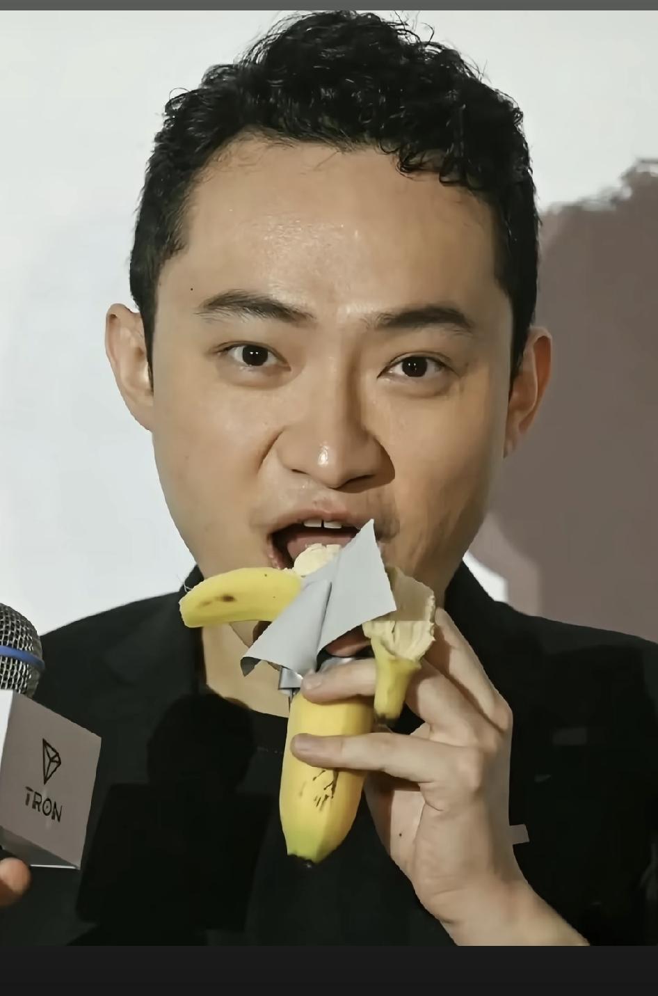 看了孙某这张照片，我非常理解甜甜要给他磨一小时指甲了，不是说他手指短，也不是甜甜